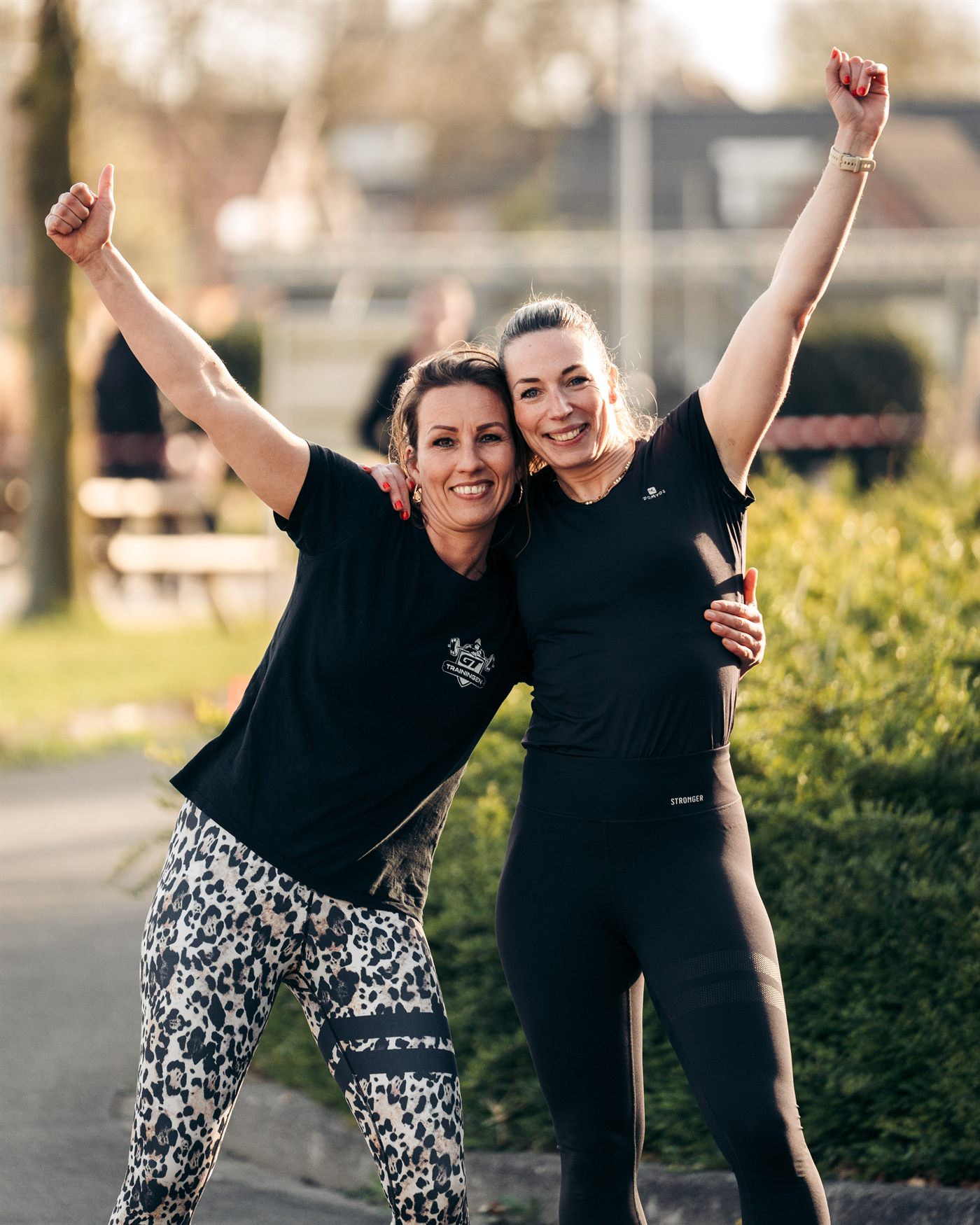 Vrouw doet krachttraining met gewichten bij GT Trainingen Elburg