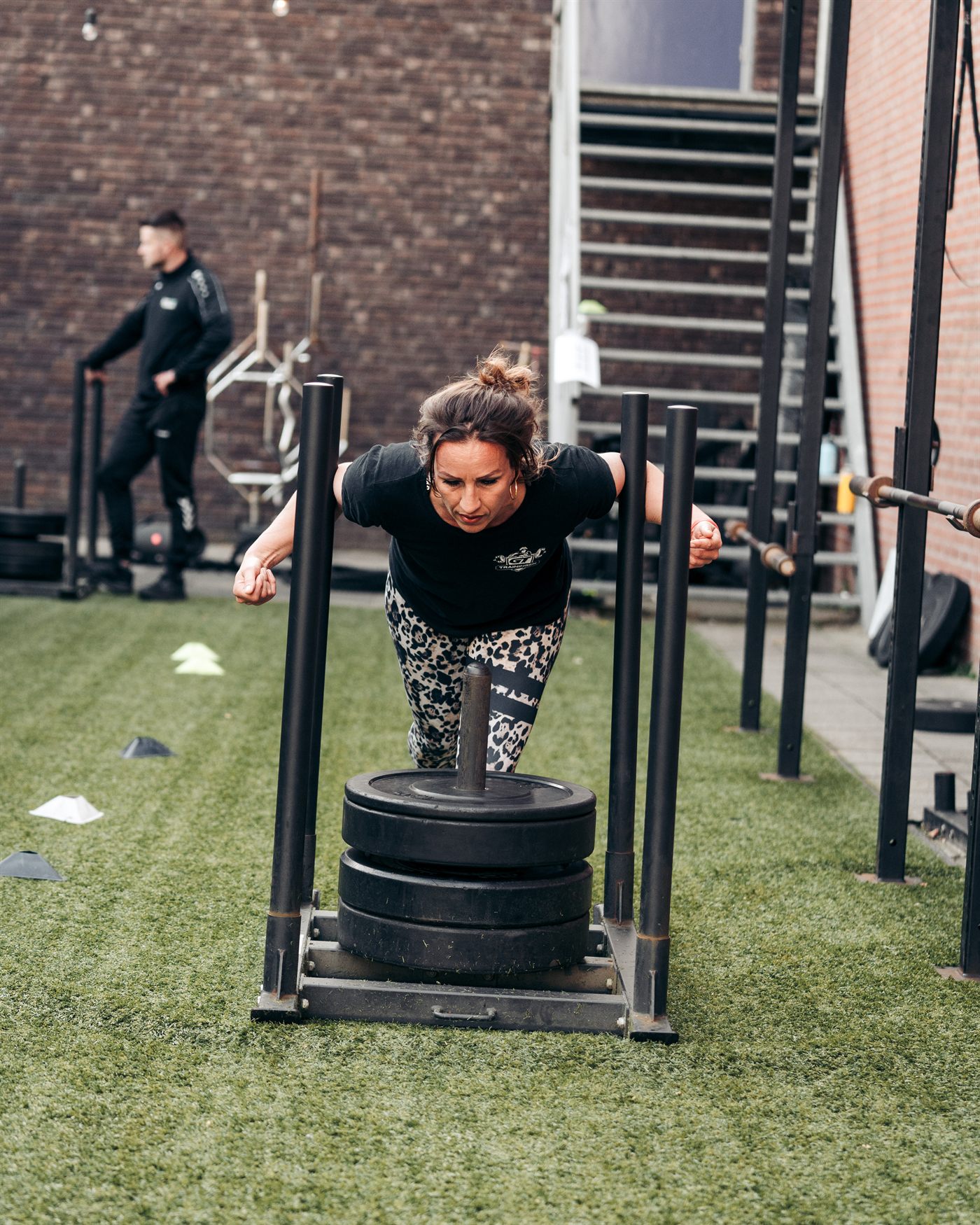 Krachttraining met gewichten in een kleine groep vrouwen