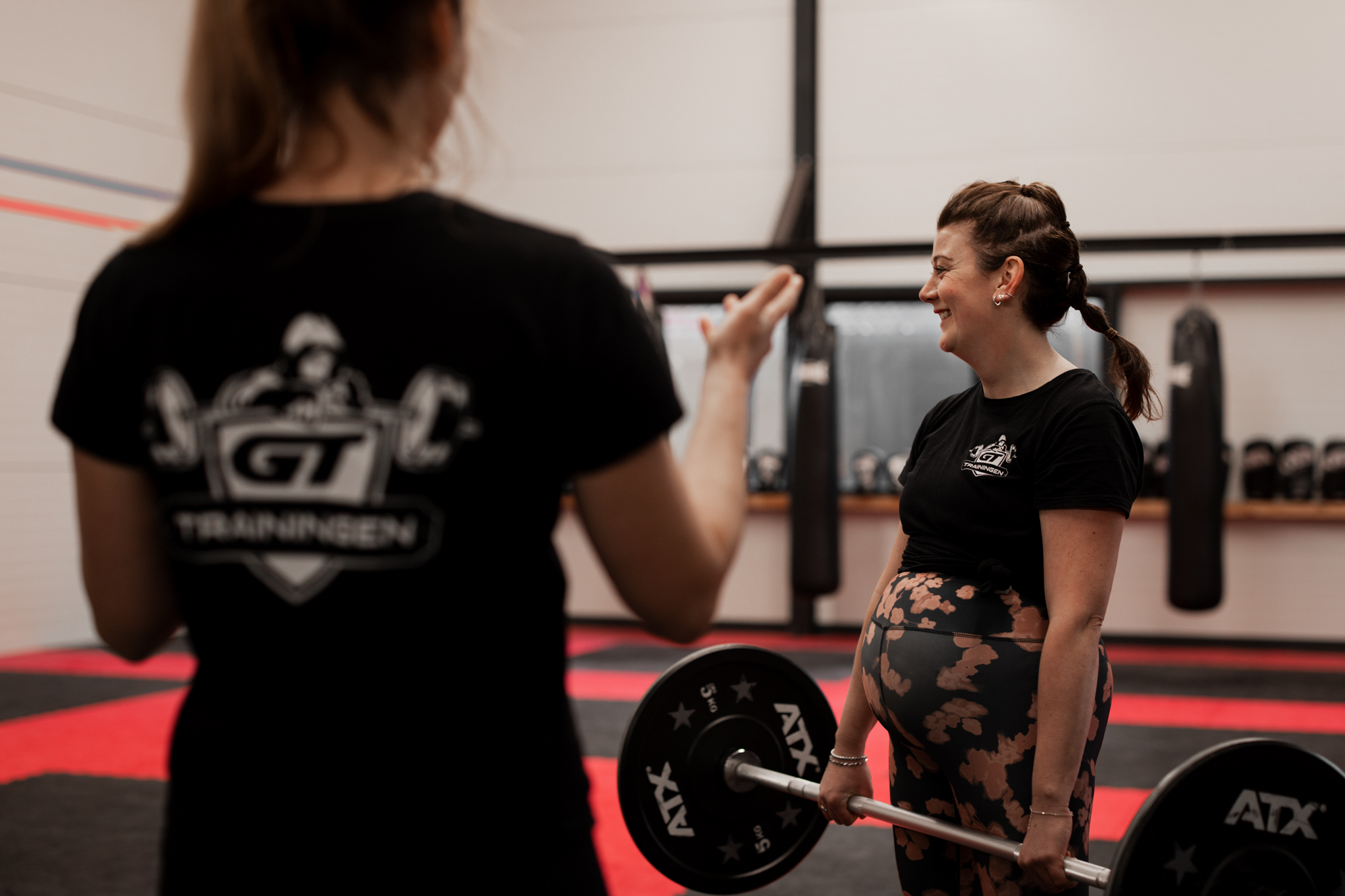 Pauline begeleidt een zwangere vrouw bij krachttraining in Elburg