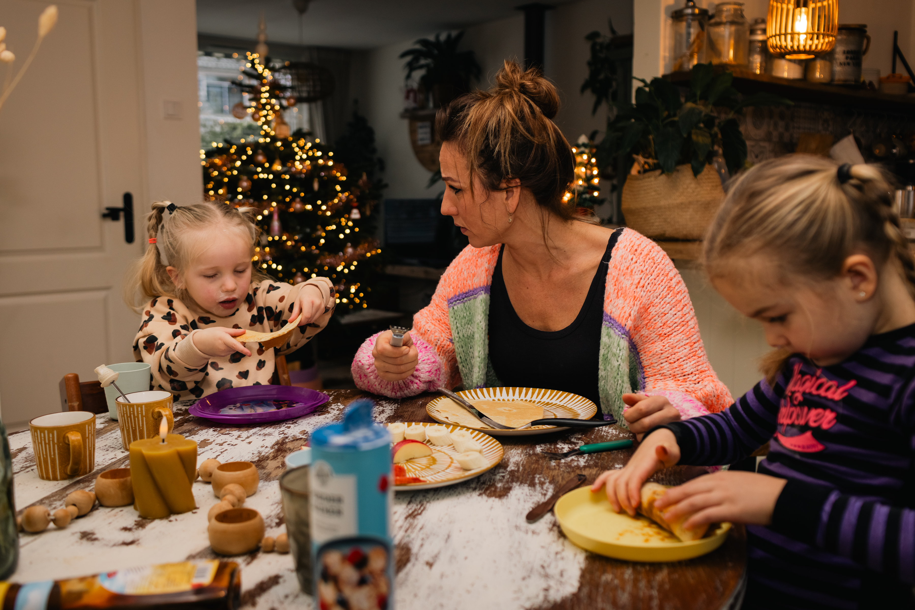 Pauline thuis met haar twee dochters Nikki en Pip