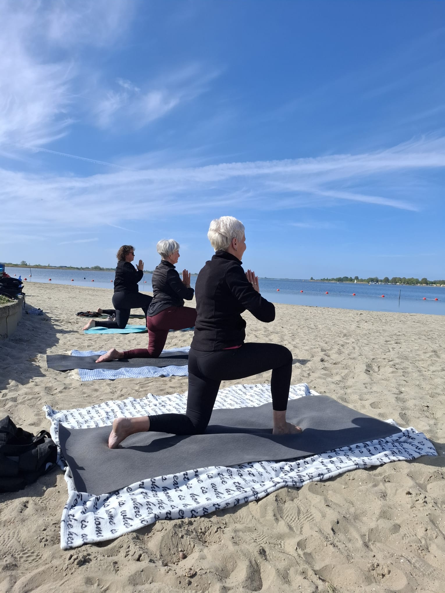 Yoga aan het water in Elburg, bekkenbodem ontspannen